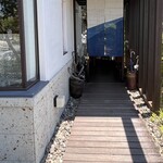 うなぎ馳走 八嶋 - 店舗の入り口　暖簾が素敵