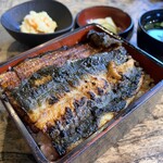 うなぎ馳走 八嶋 - 皮目は炭火で香ばしく焼かれてます