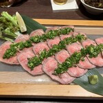牛たん炭火焼き 仁 野毛分店 - 特上芯たんのたたき