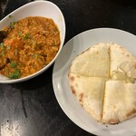 Indian Street Food & Bar GOND - 辛いチキンひき肉カレー＆チーズクルチャ