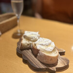 タベルナ デル ヴィットリオ - 毎度オーダーする大好物のブルスケッタ