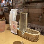 タベルナ デル ヴィットリオ - スパークリングワイングラスはなみなみと注がれる