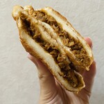 ブーランジェリ･エ･カフェ　オブジェ - お持ち帰り♡ブルドポークのカレーパン♡豚の肩肉を解してじっくりと煮詰めて作られた旨味たっぷりのスパイシーカレーが入ってます♡ピリッとした辛さがまた堪らない…オブジェさんのカレーパンは油っぽくない好き…