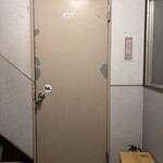 ta.bacco - ドアに「ta.」とあるだけの入口