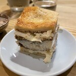 食堂 おがわ - “鱧カツのサンド”。絶品！の一言。鱧がこんな感じになるとは…。鱧自身も思いもしなかったのではないでしょうか。他の具材にも埋もれず鱧の味わいはしっかりと出ていました。これは“大発明”の一皿。