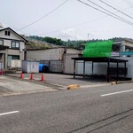 佐平治食堂 - 店の道路向かいのお宅。カーポートの奥に３台駐車可。