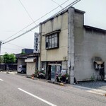 佐平治食堂 - 外観、反対の歩道から。店横に２台駐車可。