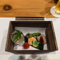 魚と炭と鉄板と ととと - 前菜盛り合わせ。( 上側のすだれを開けるタイプ→可愛い♡冬瓜のそぼろ餡と合鴨旨煮が印象的でした！)