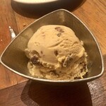 水色食堂 - 自家製アイスクリーム（ラムレーズン）