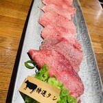 炭火焼肉・にくなべ屋 神戸びいどろ - 牛タン