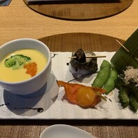 猩々 - 前菜盛り合せ 　　　　唐黍すり流し、ゴーヤ浸し、姫サザエ旨煮、海老笹寿司、枝豆