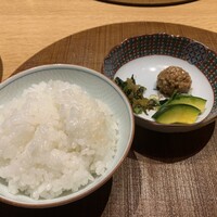 猩々 - 匠の米　釜炊きご飯、ご飯の友一式、味噌汁。友は梅や海苔の佃煮、釜揚げしらす、エノキ、香の物など。ご飯美味しい）
