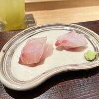 鮨 花おか 渋谷 - 右　はまふえふき　左ハマダイ