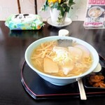 佐平治食堂 - ラーメン全体、漬物、マイ胡椒。アツアツの湯気が(⁠^⁠^⁠)