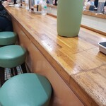 亀戸餃子 - カウンターの様子