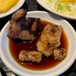 やまがたべこいち - 【ご参考】カルビ（左）庄内豚（右）