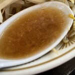 ラーメン もっけだの - 『ラーメンニンニクショウガ野菜マシマシ』のスープ