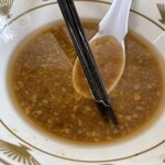 ラーメン もっけだの - 『ラーメンニンニクショウガ野菜マシマシ』のスープ