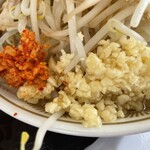 ラーメン もっけだの - 『ラーメンニンニクショウガ野菜マシマシ』のニンニクショウガ