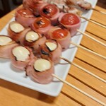 酒と飯 トリイチ - 手前からうずら、ミニトマト、豚バラしそ巻き