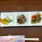 ワイン厨房 テラス ヴィ - お通し　フルーツ  キノコのマリネ  野菜の煮浸し