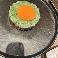 焼肉うしごろ 池袋店 - 極みコース１２０００円。富山産白海老の和牛ユッケ。混ぜるのも含めてフルアテンドです。白海老、和牛、卵黄の効果は…