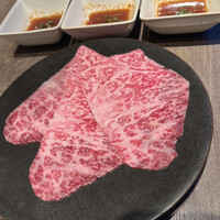 焼肉うしごろ 池袋店 - 極みコース１２０００円。特選サーロインの焼きしゃぶ。立派な霜降肉をサッと炙っていただきます。旨味もたっぷり、口の中でとろけます。