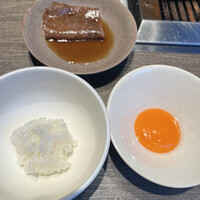 焼肉うしごろ 池袋店 - 極みコース１２０００円。ザブトンのすき焼き。プチライスと卵黄と一緒にいただきます♩ こちらも絶品でした（╹◡╹）（╹◡╹）