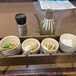 日田まぶし千屋 - 薬味（ネギ、わさび、ゆずごしょう、大根おろし）、日田さんしょう、鰻のタレ。