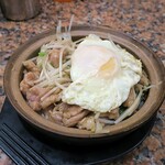永合成馳名煲仔飯 - 肉片飯加煎蛋
