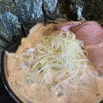 脂醤油組 - チャーシューの下には…