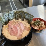 脂醤油組 - 真らあめん大盛り海苔TP、豚飯中