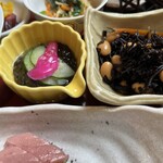 旬菜の味わい がら里 - ベーコンとセロリのサラダ　自家製もずく酢　ひじき煮