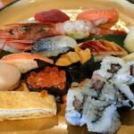 いちば鮨 - 海老がデカすぎて、大トロの上に乗り上がっている