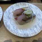 佐渡廻転寿司 弁慶 - 少々厚めに切られた「あじ」。