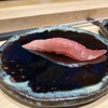 鮨 塩釜港 銀座 極 - いらっしゃいませの意味の最初のお皿。塩釜のマグロ中トロ握り。宮城の回転寿司で出しているものと同じだそうです。十分美味しいー