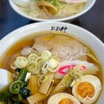 青竹手打ちラーメン　おお竹 - 手前・ラーメン
                                奥・塩ラーメン