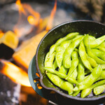 たき火で香る！鉄鍋"焼き枝豆"(やみつき塩味)