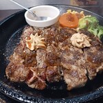 いきなりステーキ - オニオンソースと特性バターが乗ってます。