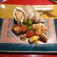 加賀屋 銀座店 - 八寸:梅貝旨煮、枝豆、煮穴子棒寿司、サザエの麹漬け、フルーツトマトのゼリー状、無花果の糸こん白あえをのせたもの、ゆべしとクリームチーズの挟んだもの(九谷焼:浅蔵五十吉)