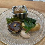 貴ぶ - イサキの揚げ物、ナス、ゴーヤ、モロヘイヤゼリー、ハチビキ