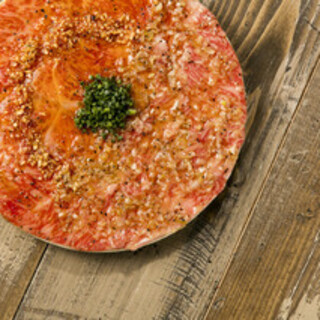 【KINTAN名物】黒毛和牛サーロインのユッケは絶品