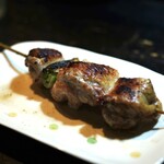 音楽酒場 焼鳥誠太 - ■せせりの周りに鶏皮を巻いたやつ