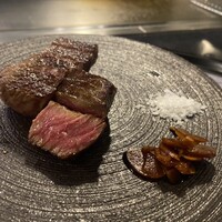 銀座 和牛鉄板焼 USHIGAMI - 宮崎牛のイチボ、ニンニク醤油漬けと合わせて、深みあり美味しい