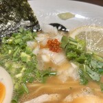 らーめん 鞍 - 刻み玉ねぎ、刻みネギ、カットレモン
