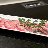 焼肉 喰心 - タン　短冊切りと薄切り