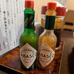 キッチン すみっこ - タバスコ2種。