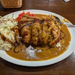 キッチン すみっこ - デフォルトの味を確認したら、ソースを掛ける。