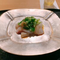 ひがしやま 司 - 鱸の洗い　山葵と胡瓜和え