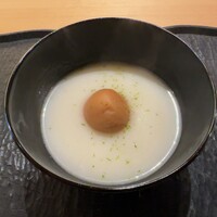 ひがしやま 司 - 煮梅とウド入り百合根のすり流し椀
